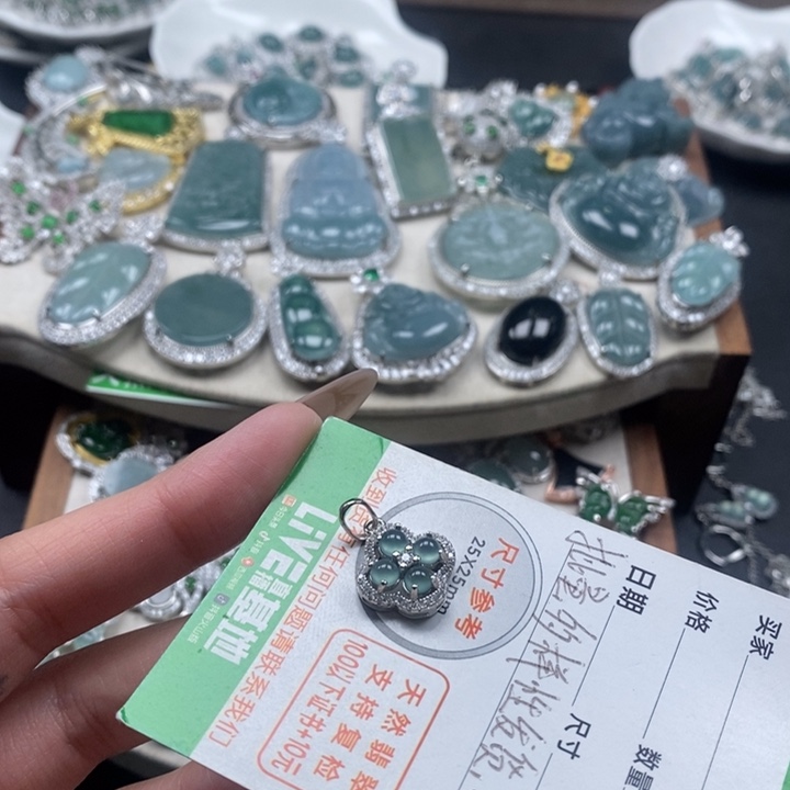 翡翠颈饰未镶嵌翡翠