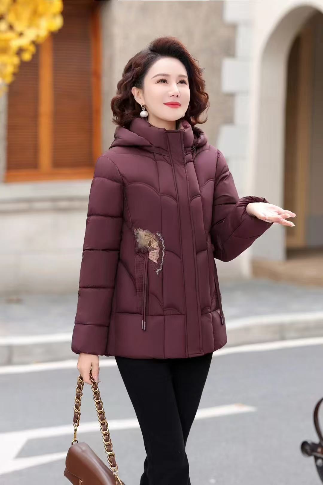 中老年女装气质妈妈装时尚绣花连帽加厚保暖冬季中年棉衣中长款