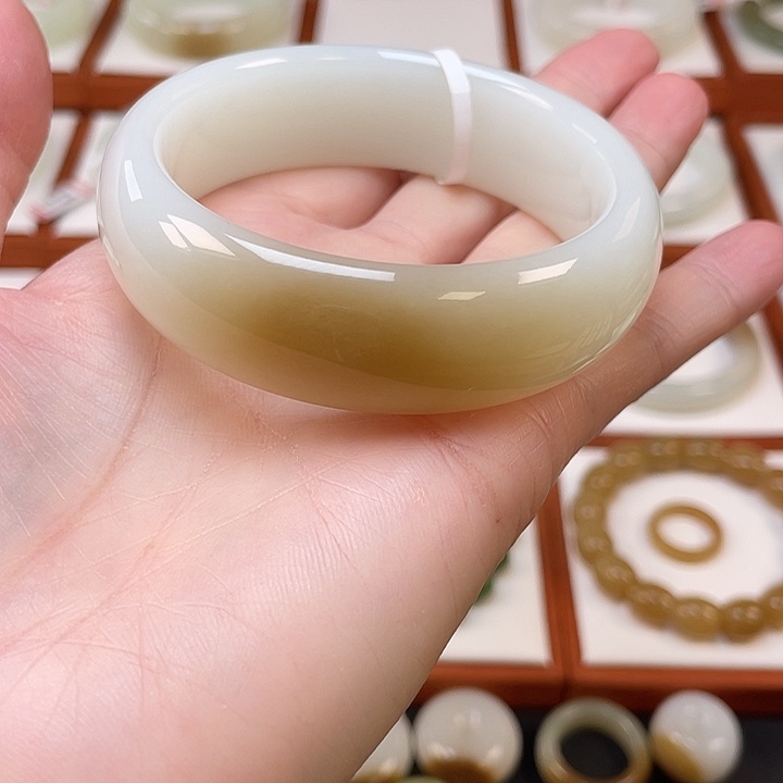 平***线和田玉未镶嵌手镯