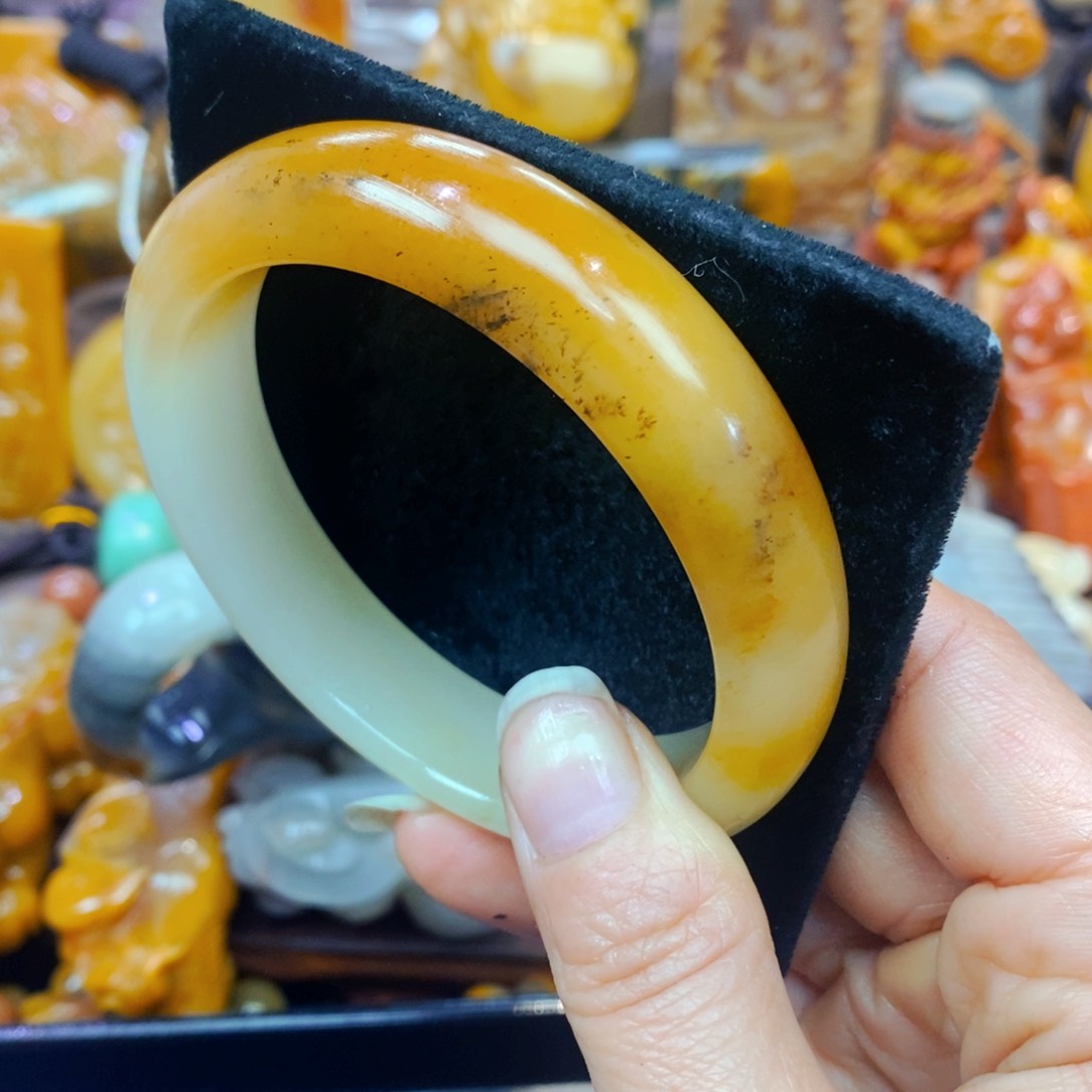 未镶嵌石英质玉（黄龙玉）颈饰
