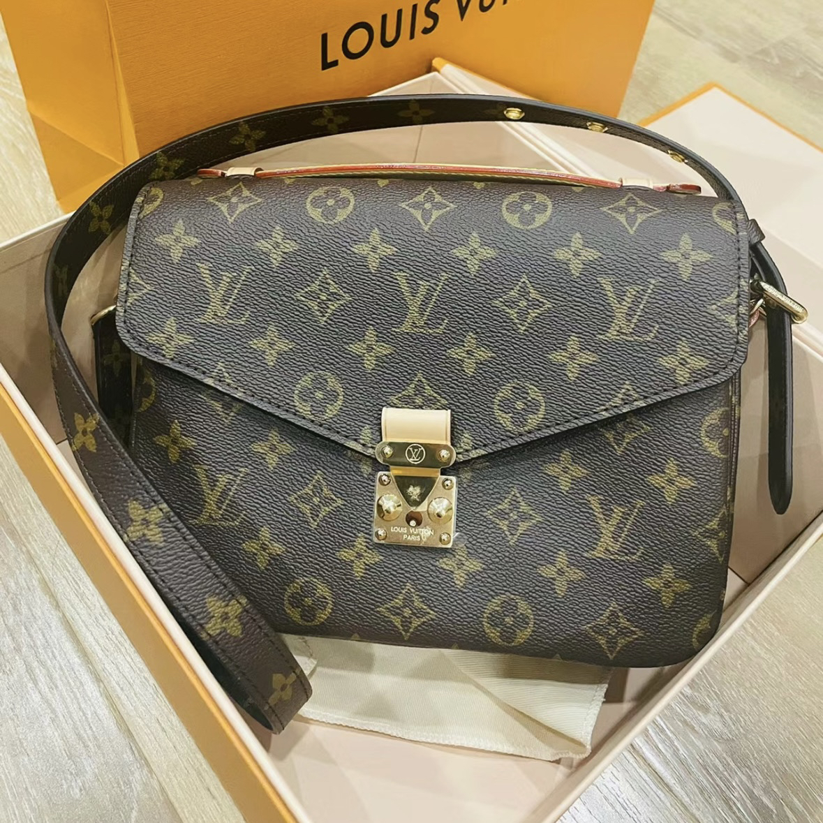 99新 LouisVuitton/路易威登 安琳/老花邮差包