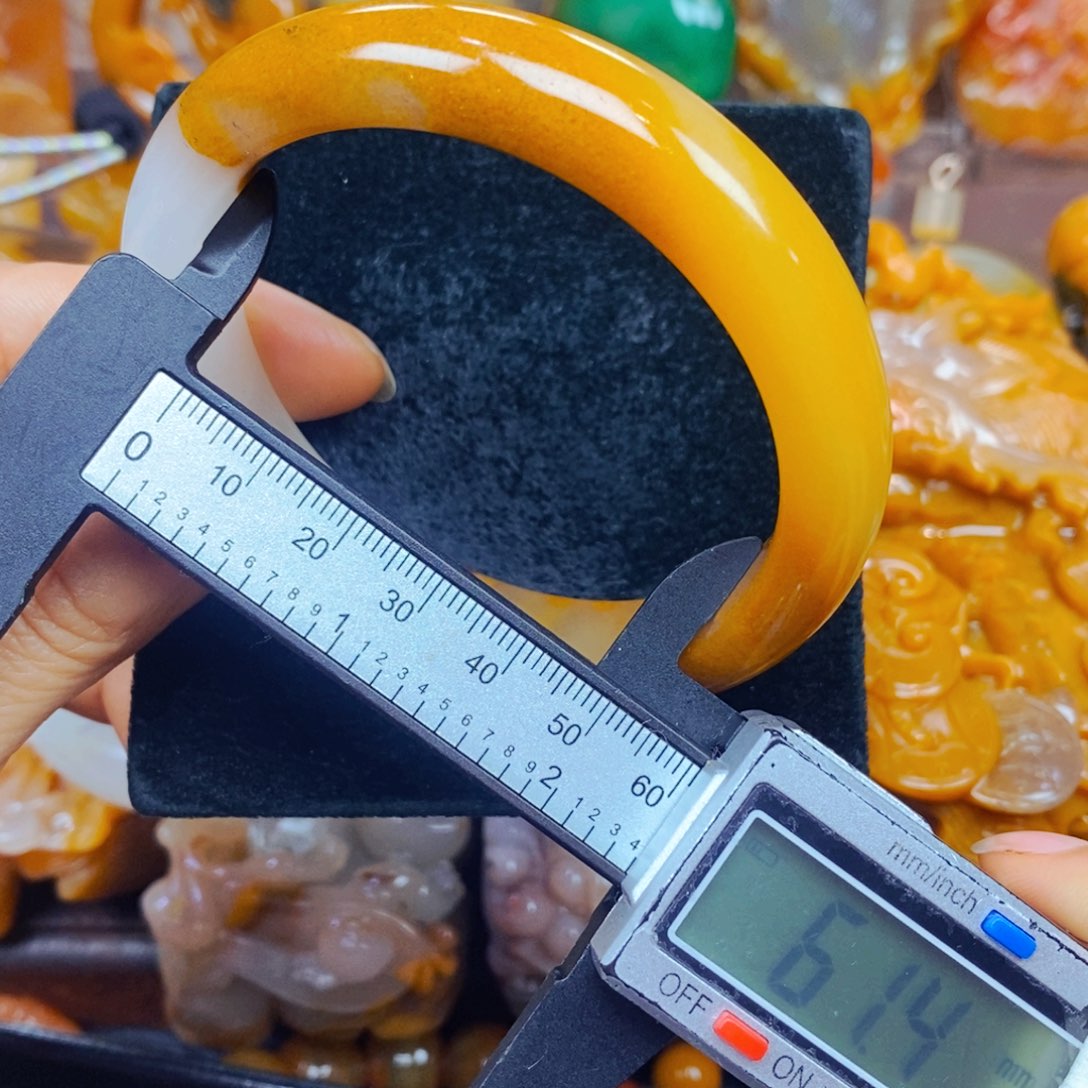 未镶嵌石英质玉（黄龙玉）颈饰