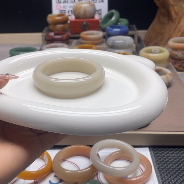 石英质玉未镶嵌手镯金*