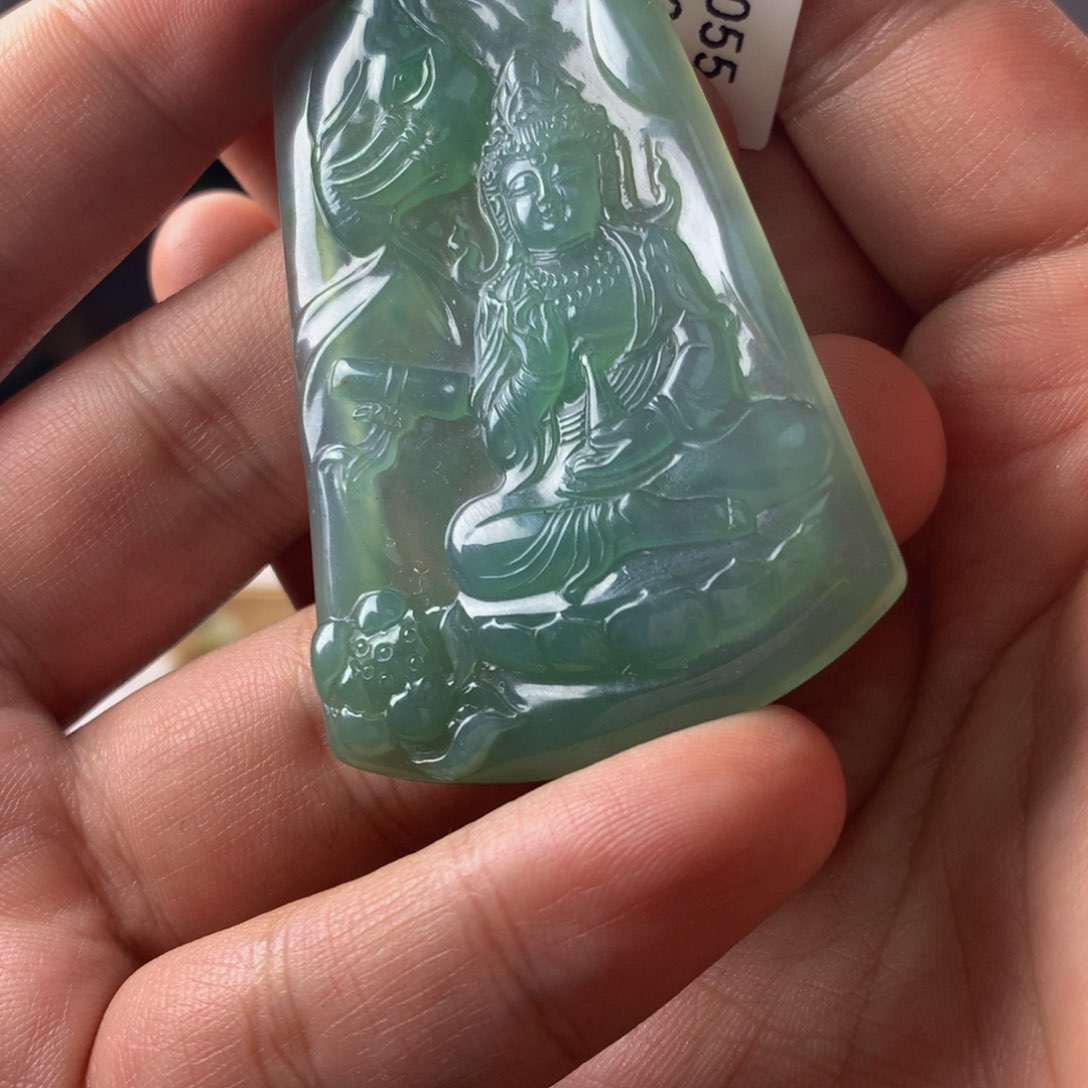 翡翠颈饰未镶嵌鸡****饥牌子