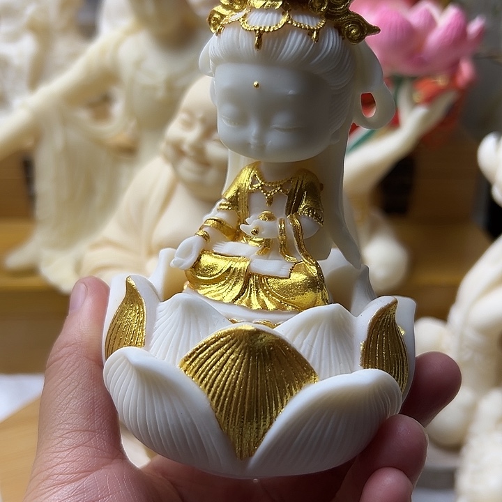 黄***叶藤彩绘观音摆件一套