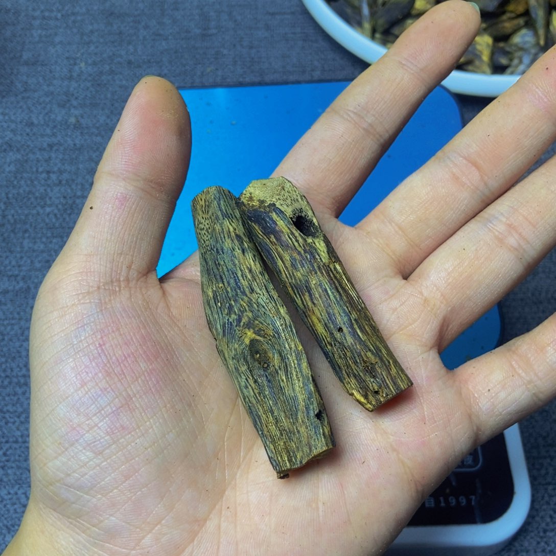 秦***韵沉香沉香碎屑透顶绿绿棋楠虫眼11克一年6月料子