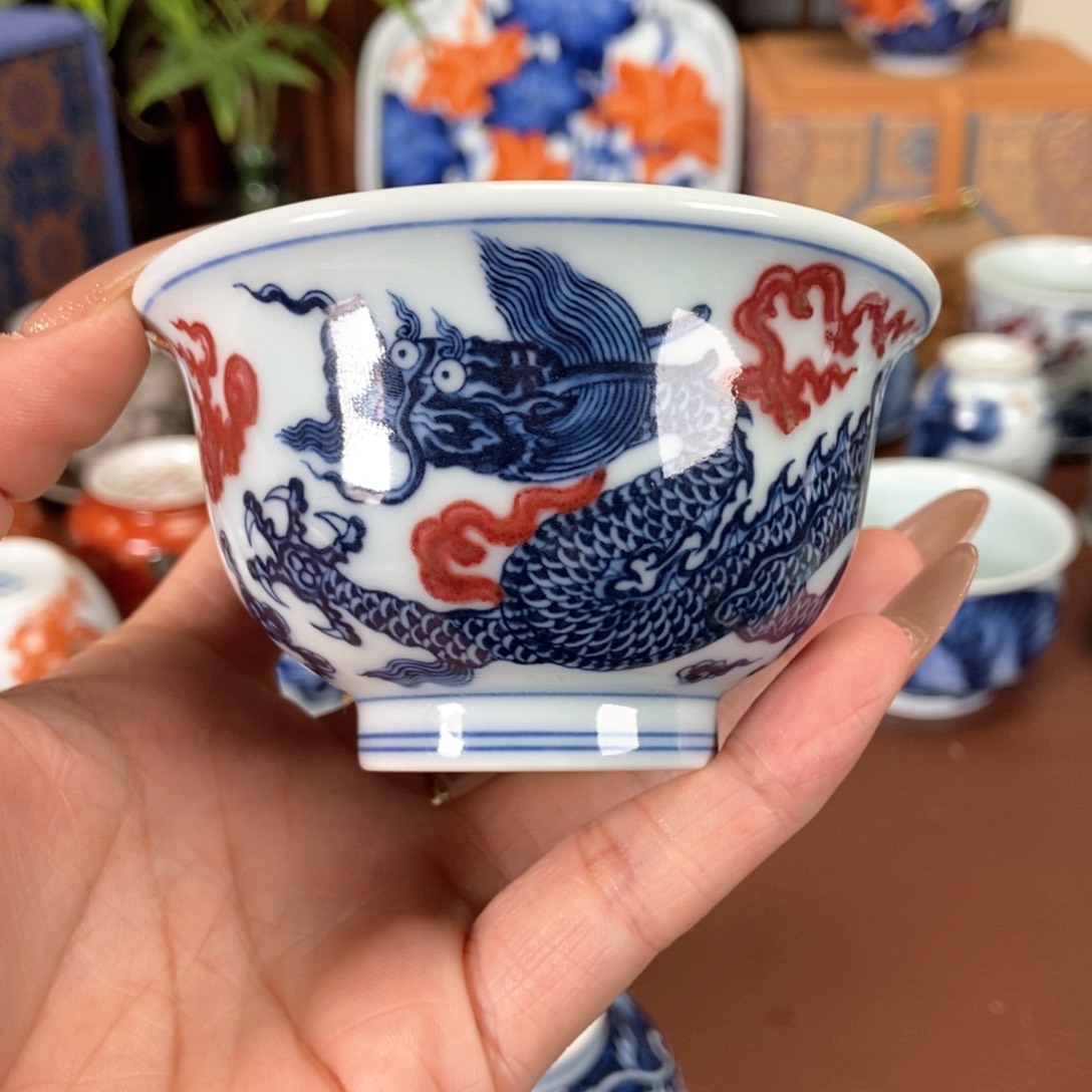 阳春白雪青花釉里红龙纹压手杯