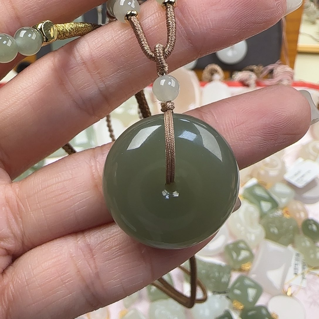 璐***爷和田玉未镶嵌颈饰