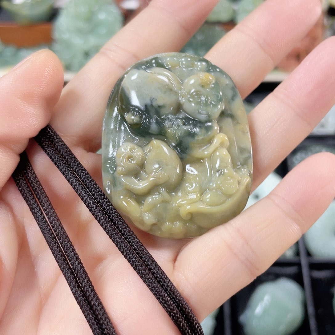 蛇纹石玉颈饰合金