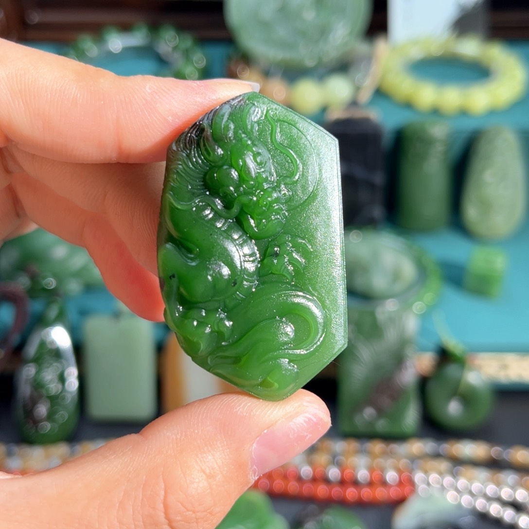 和田玉未镶嵌颈饰菠菜绿辣绿龙牌定制