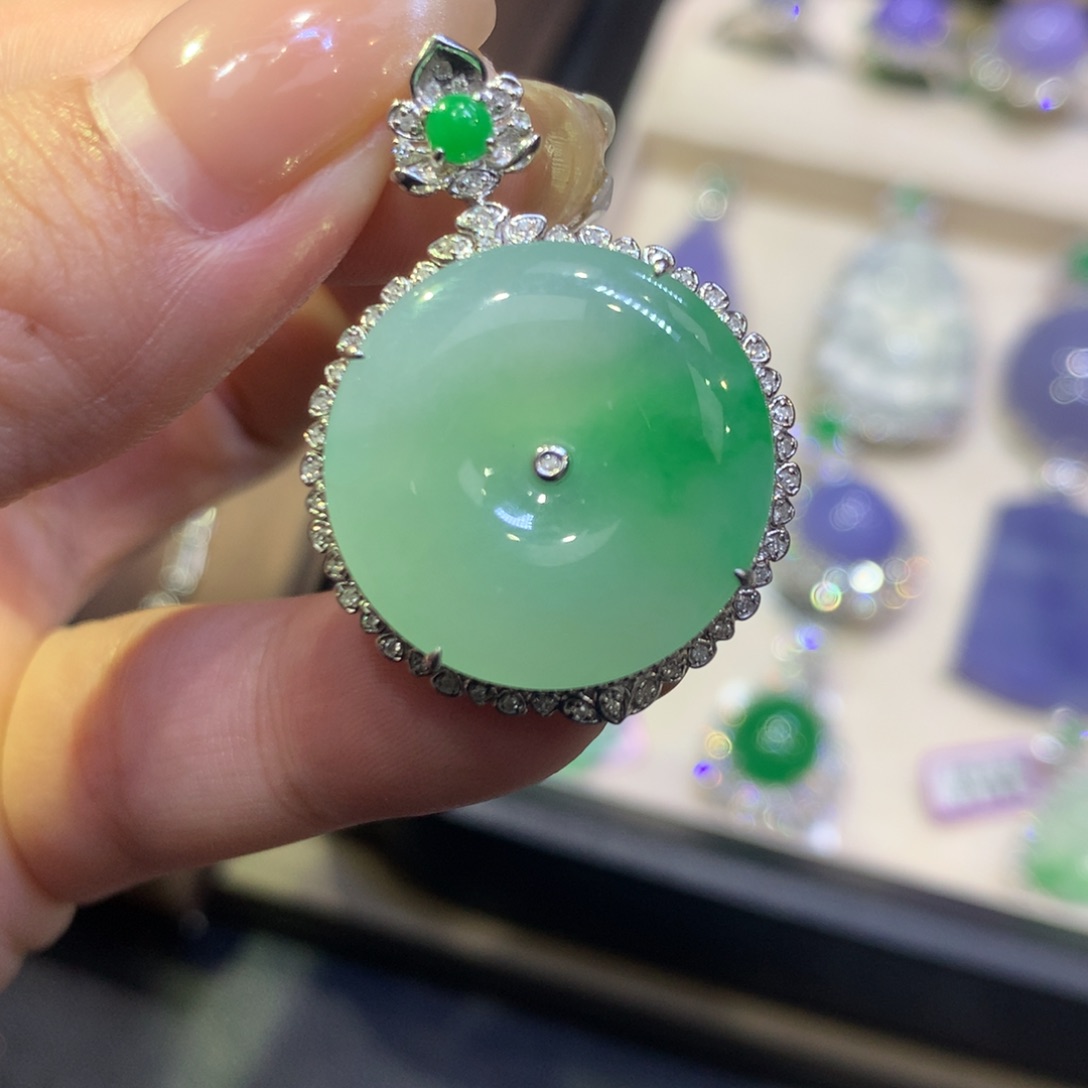 翡翠18K金镶嵌颈饰