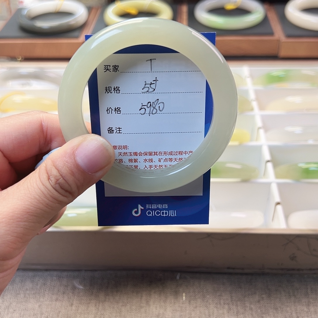 *****和田玉未镶嵌手镯