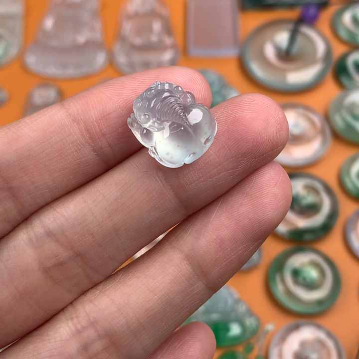 翡翠挂件未镶嵌….