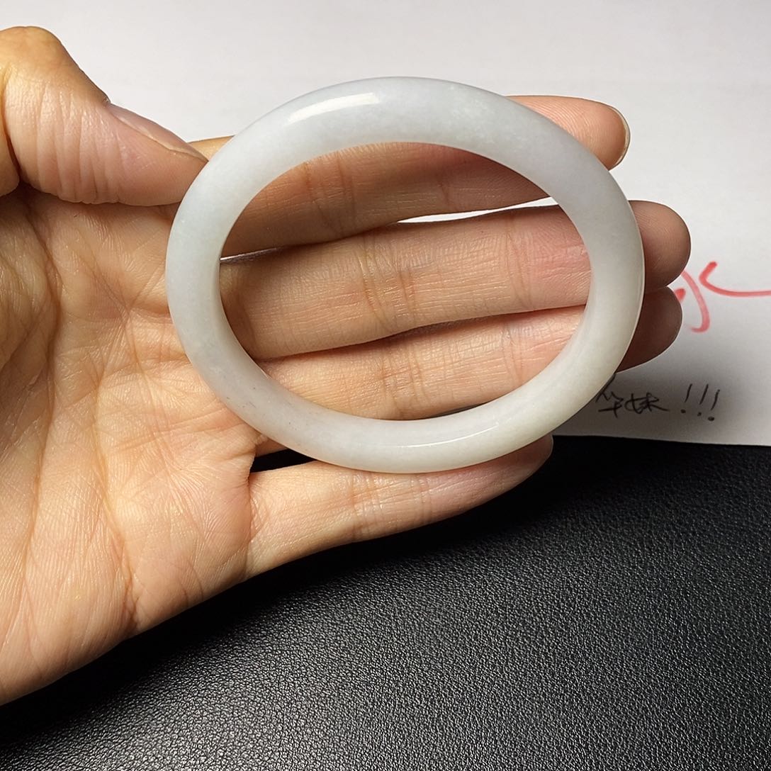 翡翠手镯未镶嵌翡翠手镯