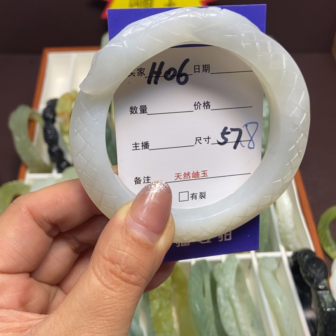 蛇纹石玉手镯未镶嵌