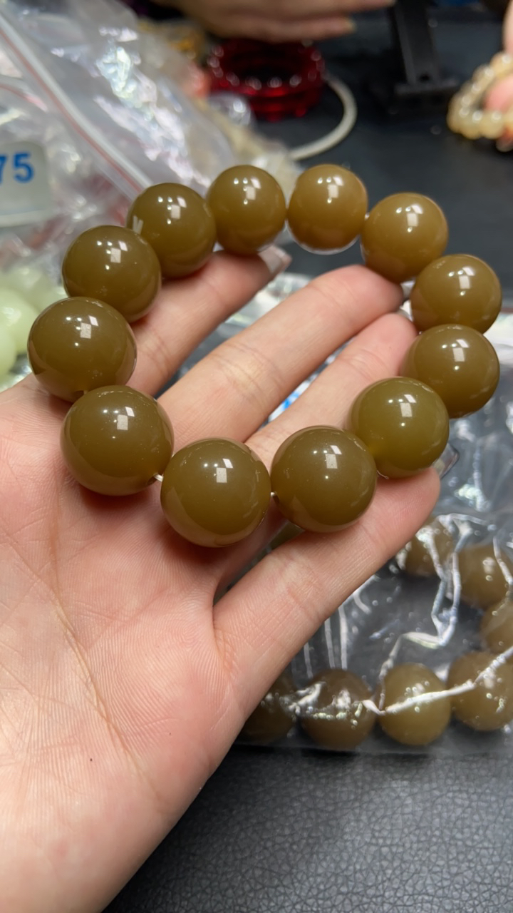 B  752卡18焦糖手串