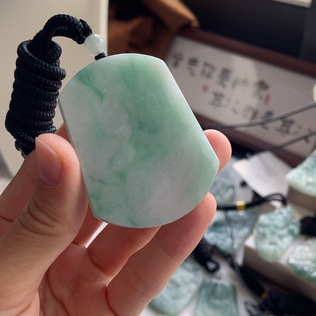 翡翠未镶嵌颈饰无事牌