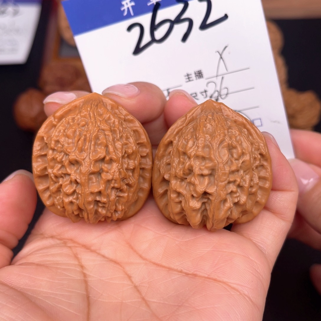 文玩核桃吊坠金牛36尺。 2632