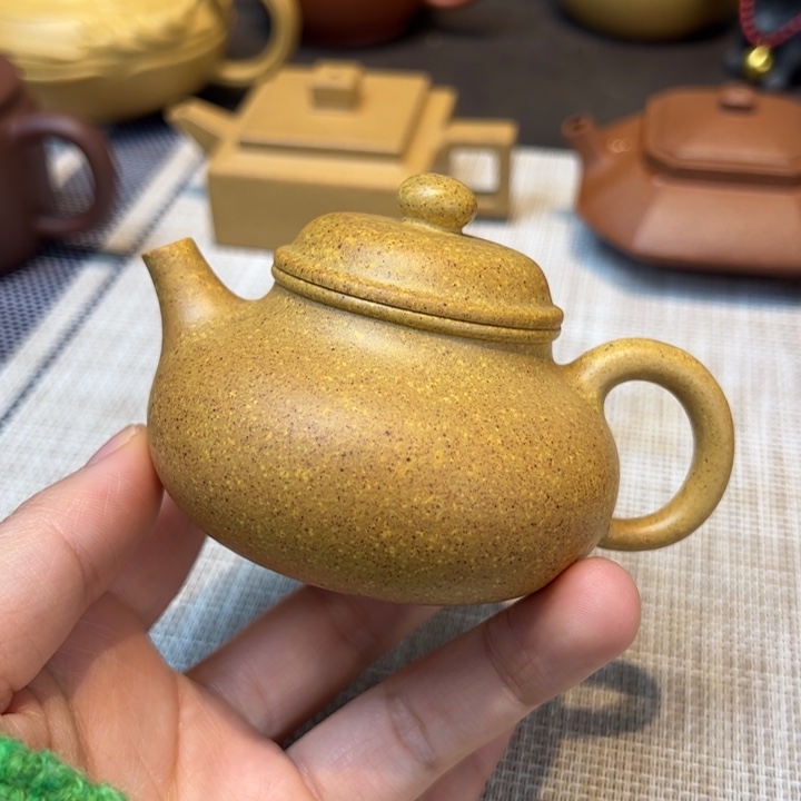 紫砂茶壶容天，容量105毫升，本绿高温