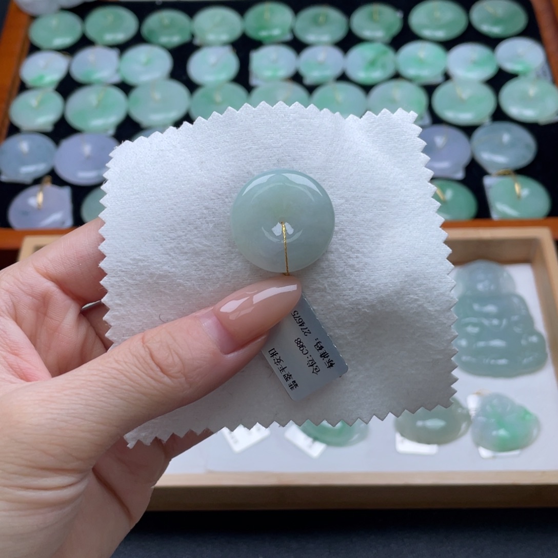 翡翠未镶嵌颈饰平安扣