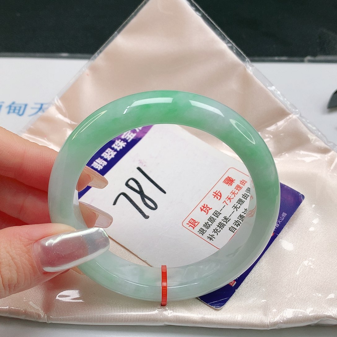 翡翠手镯未镶嵌翡翠手镯