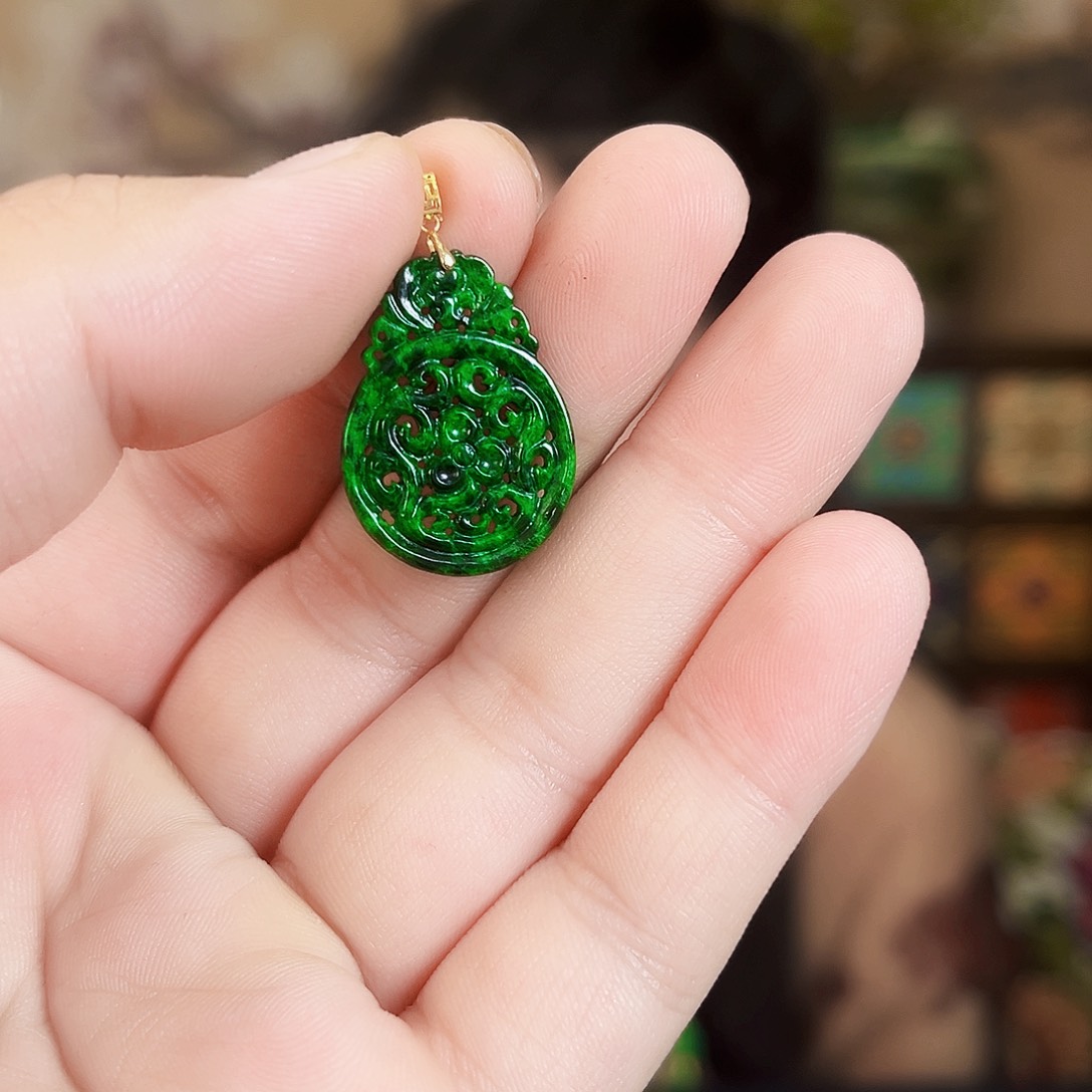 翡翠18K金镶嵌颈饰吊坠