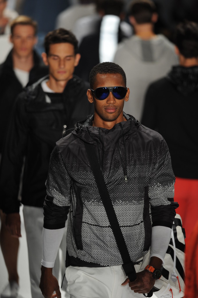 25S8854 蝴蝶双刀绣小众轻奢潮牌男士短袖