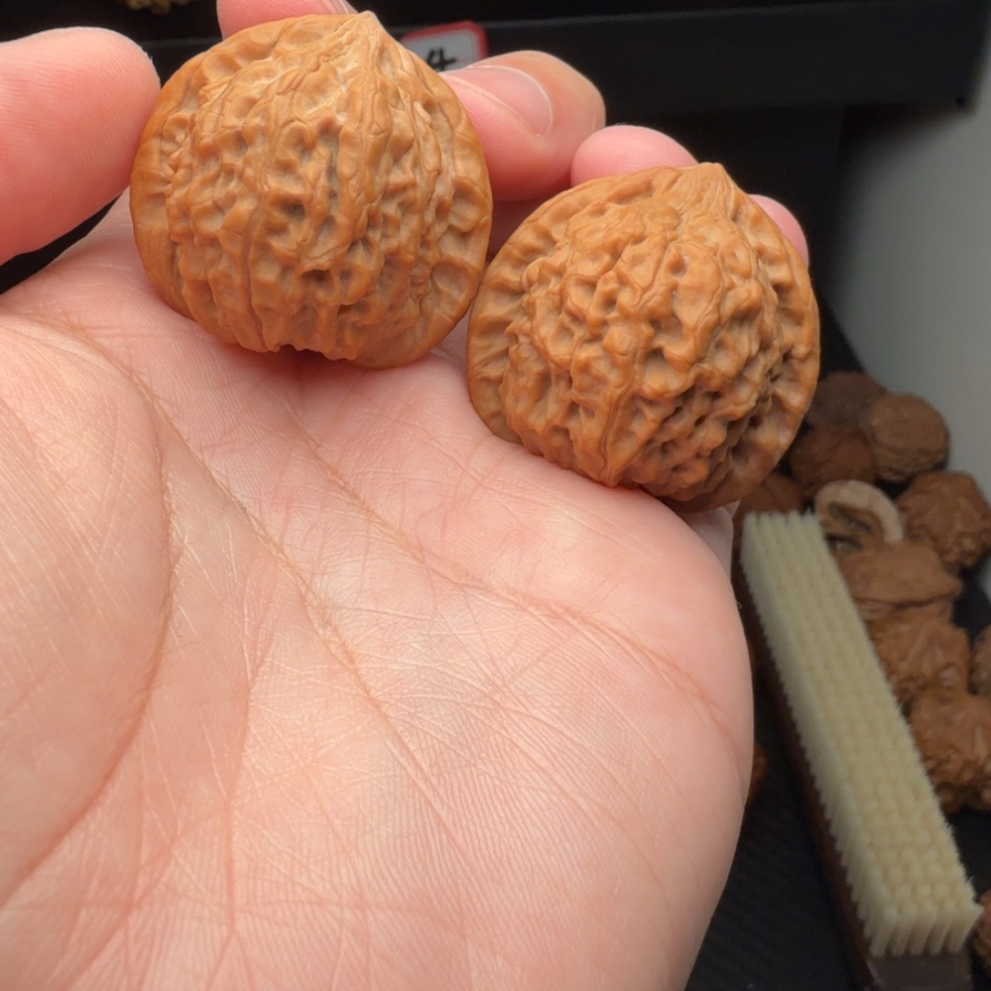 文玩核桃把件野生凹底公子帽油蜡皮边35