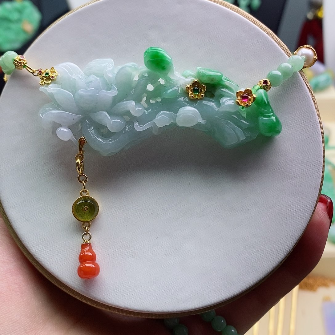 翡翠未镶嵌吊坠(赠链)