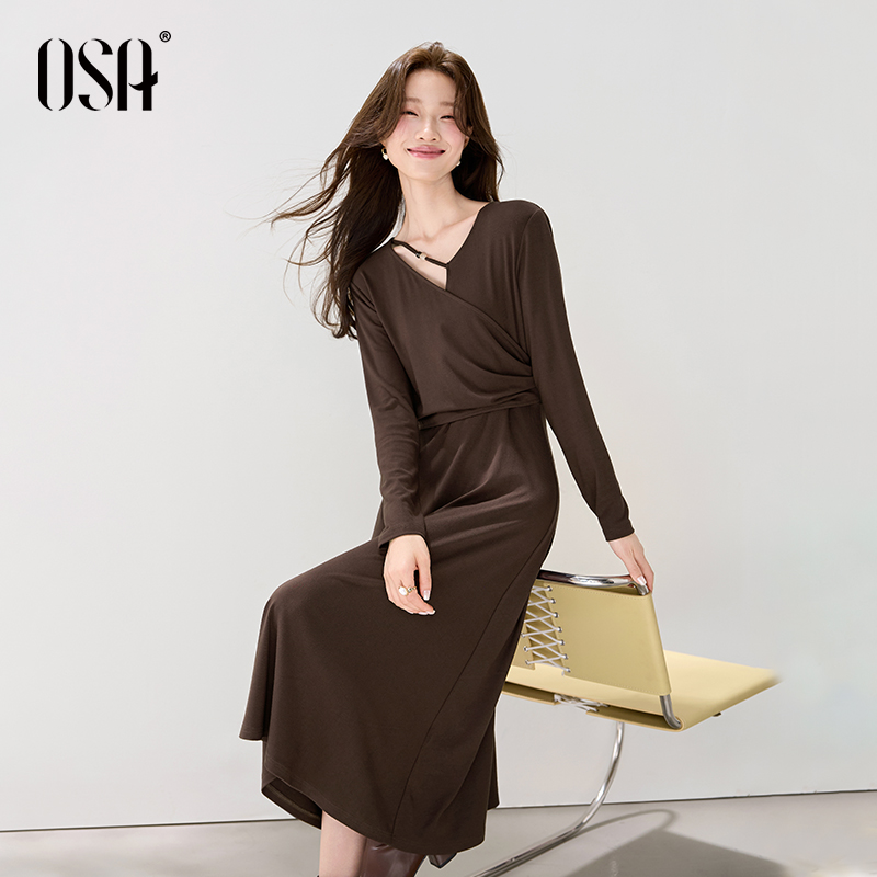 OSA可露丽棕色V领针织连衣裙女2025秋新款复古气质长裙S125C13007