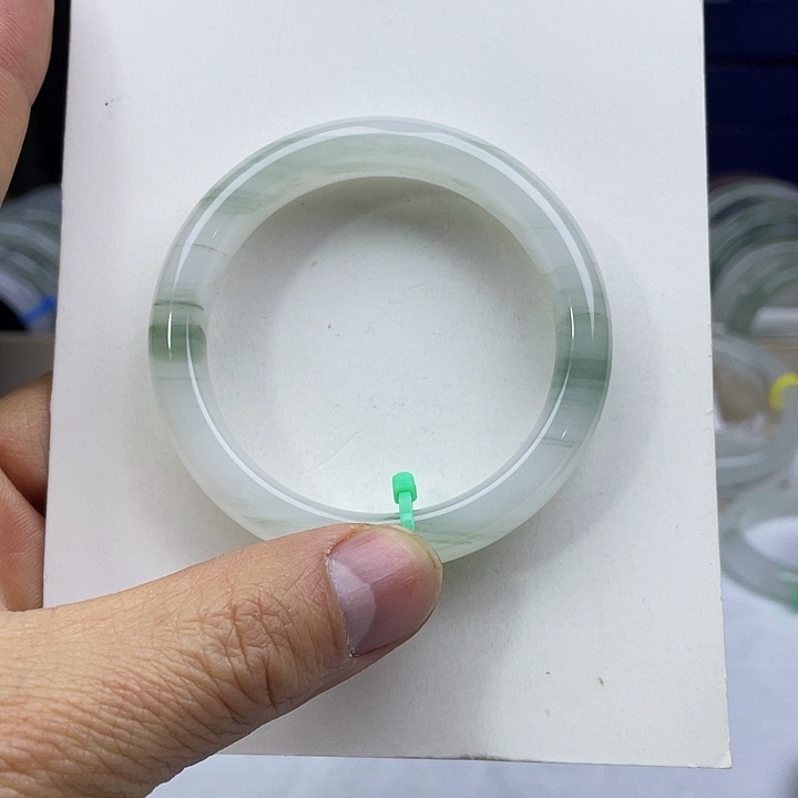 未镶嵌手镯石英岩玉