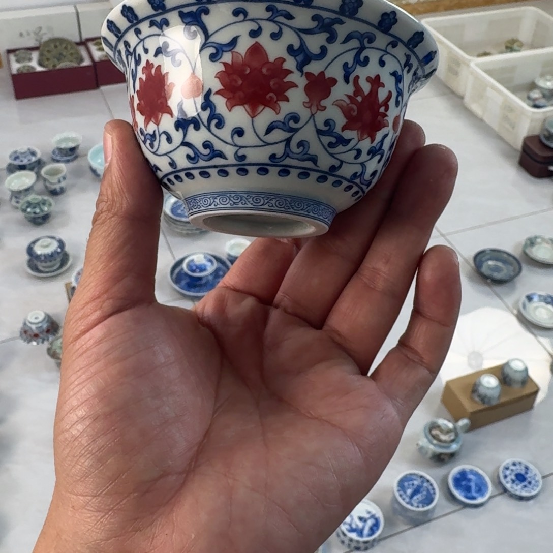 摆件陶釉里红缠枝莲压手