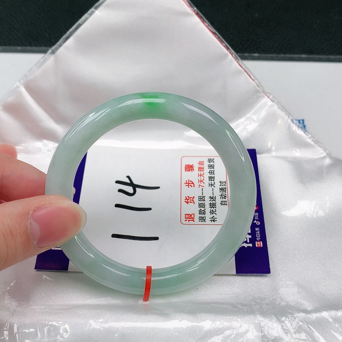 翡翠手镯未镶嵌翡翠