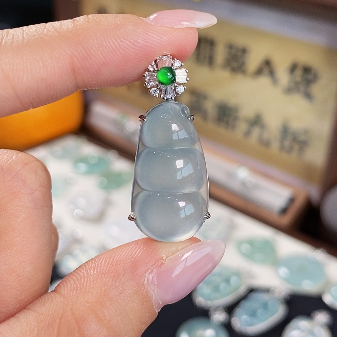 翡翠18K金镶嵌颈饰天然缅甸A货翡翠福豆