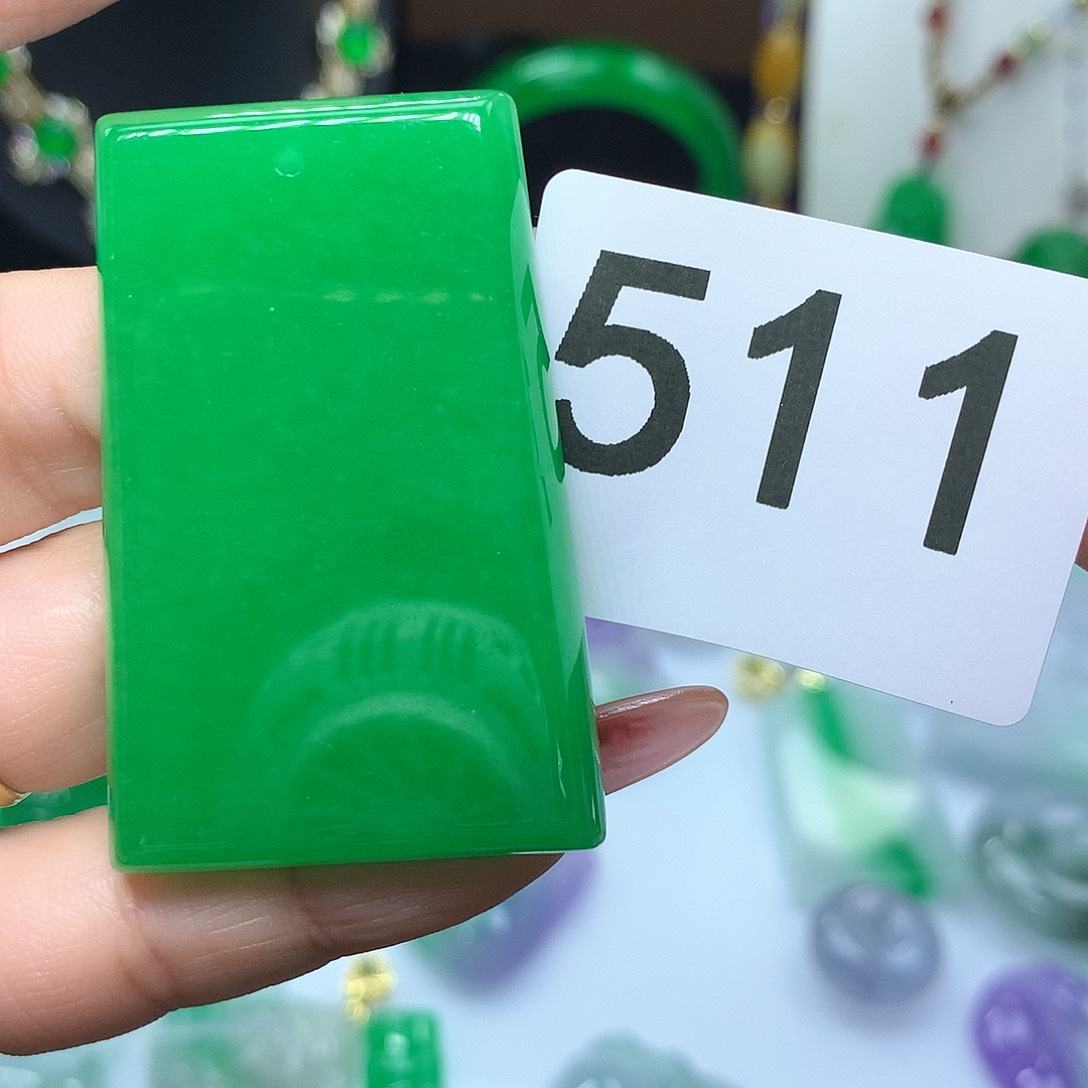 翡翠吊坠(赠链)未镶嵌