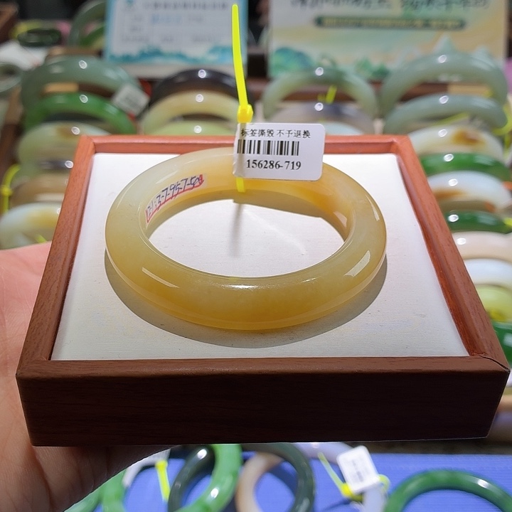 小***L和田玉未镶嵌手镯50/51