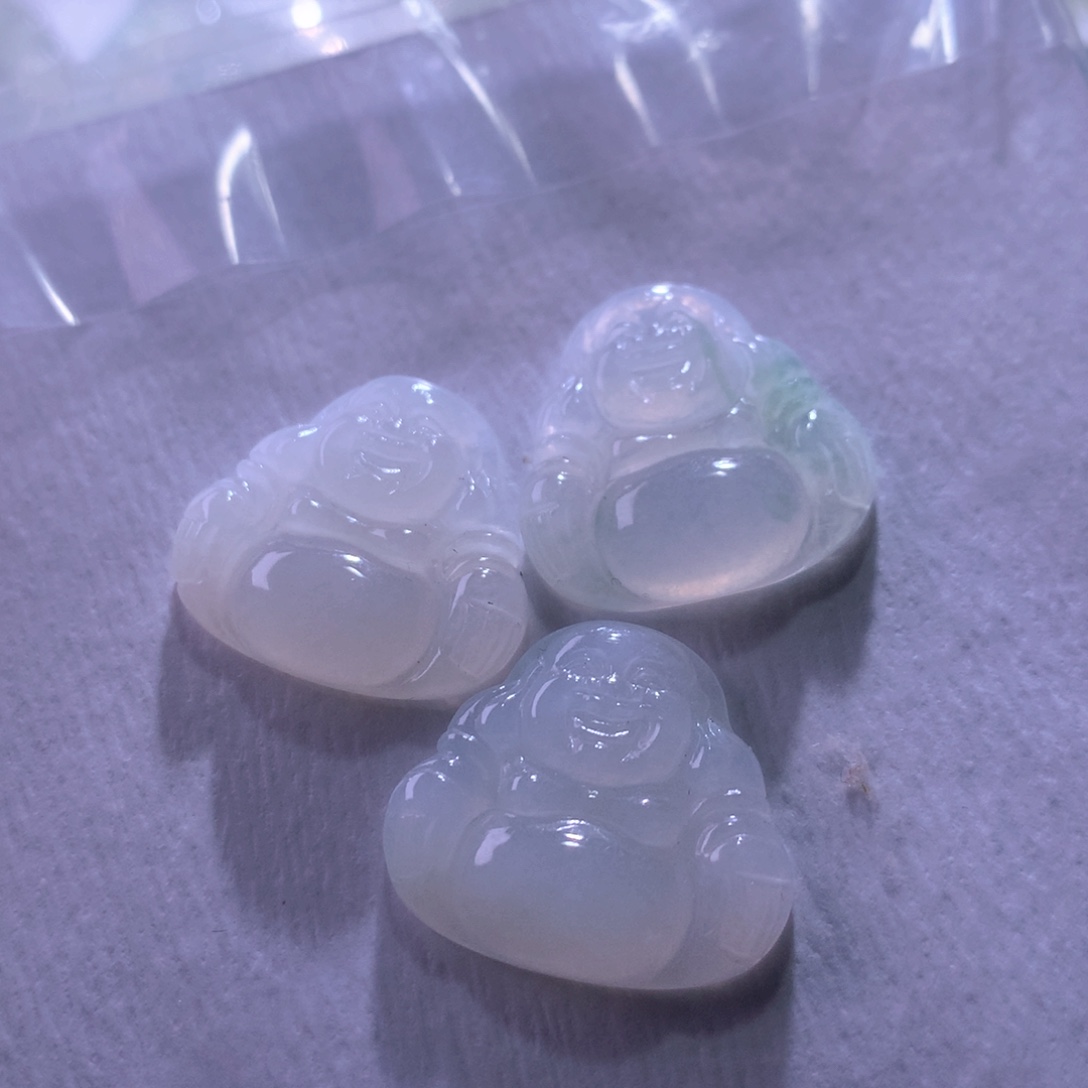 翡翠未镶嵌颈饰一手