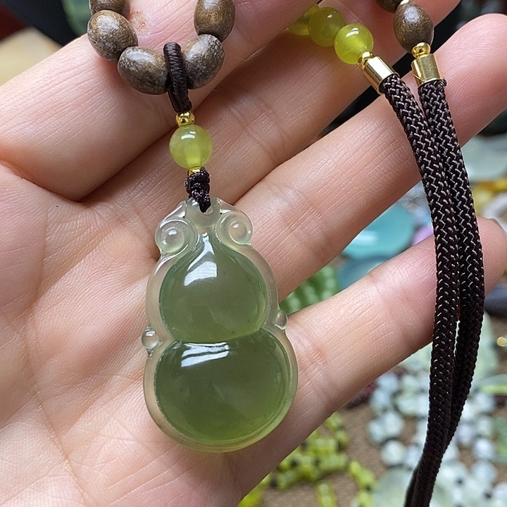 蛇纹石玉未镶嵌颈饰