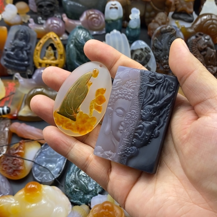 胡***极玛瑙/玉髓未镶嵌颈饰