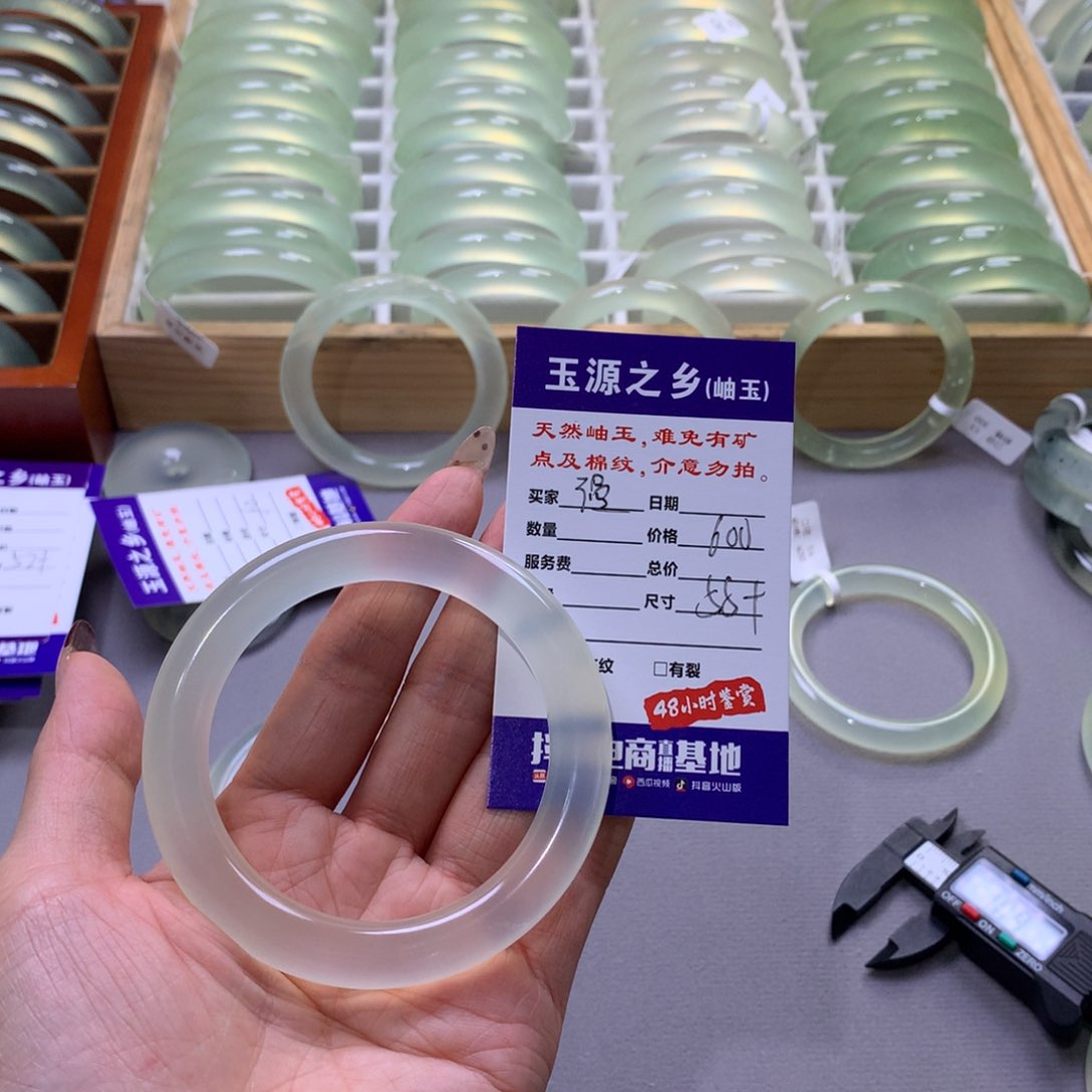 蛇纹石玉手镯未镶嵌漫*