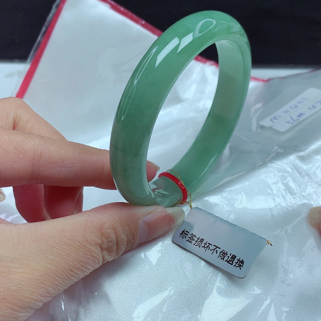 翡翠手镯未镶嵌56圈111