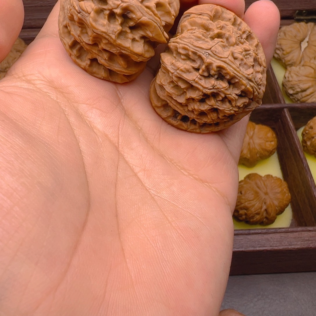 文玩核桃把件39尺三角白，有虚尖