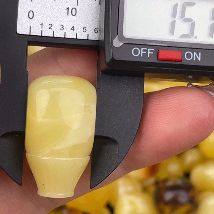 蜜蜡未镶嵌裸石微瑕