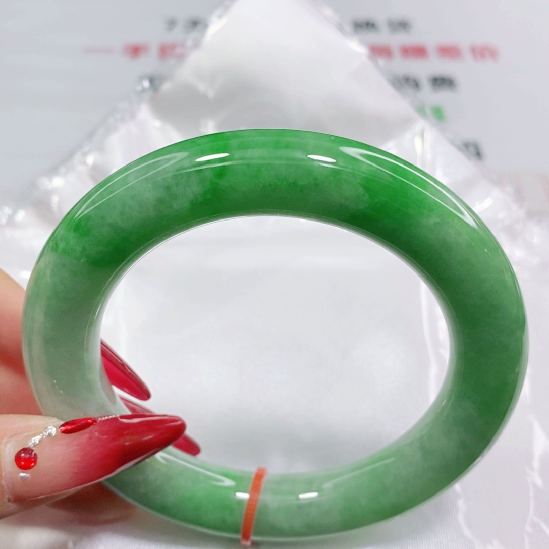 翡翠手镯未镶嵌56圈。