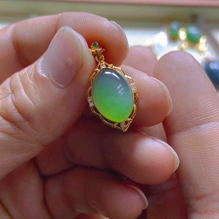 和田玉（碧玉）颈饰未镶嵌猫眼