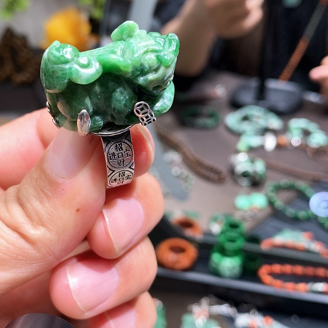 翡翠银S925镶嵌戒指漂亮美眉