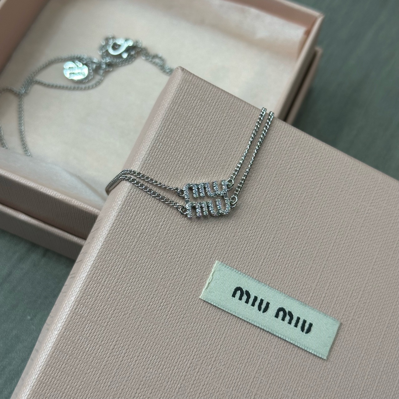 全新未使用 MIU MIU/缪缪 24aw银色满钻字母双层项链有盒有配件
