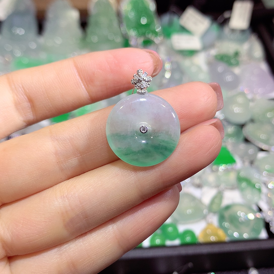 翡翠18K金镶嵌颈饰扣