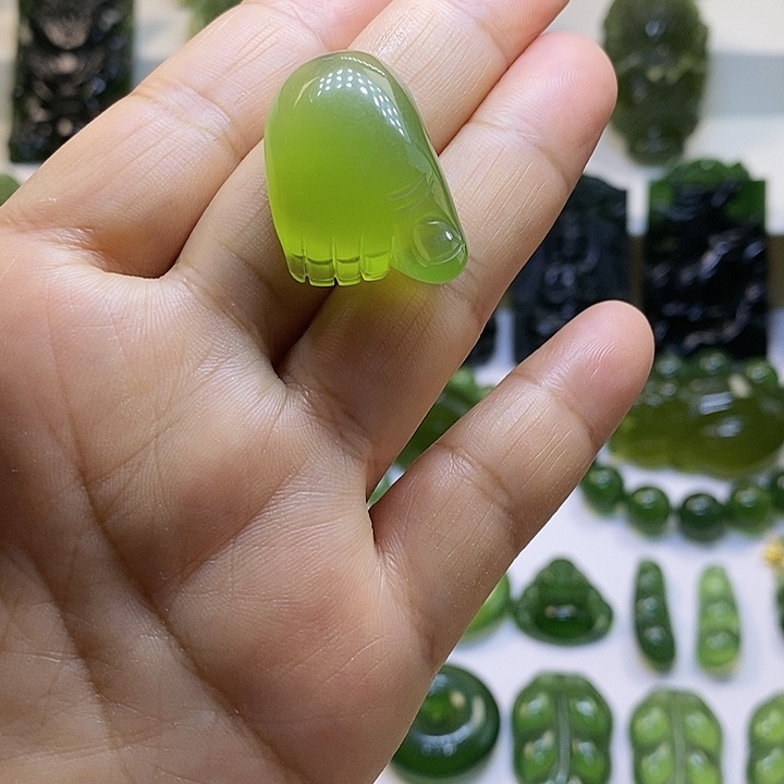 蛇纹石玉颈饰未镶嵌