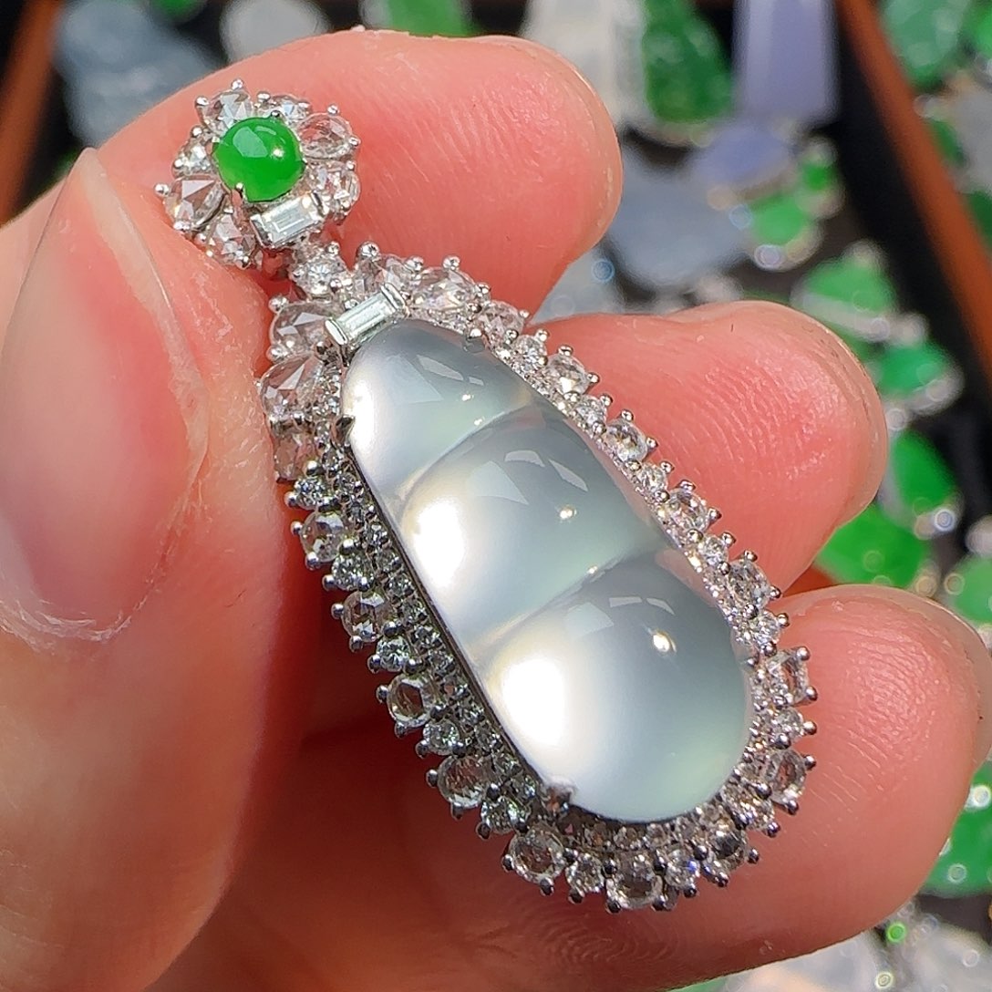 翡翠颈饰18K金镶嵌高冰玻福豆